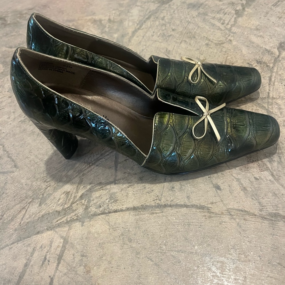Bellini Dark Green Crocodile Pattern Heels